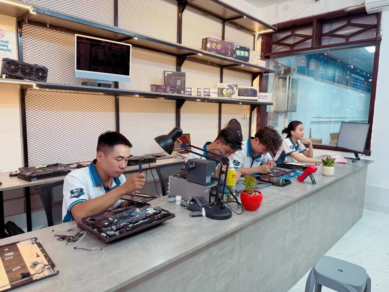 Bàn sửa chữa laptop với dụng cụ kỹ thuật tại RIGPC