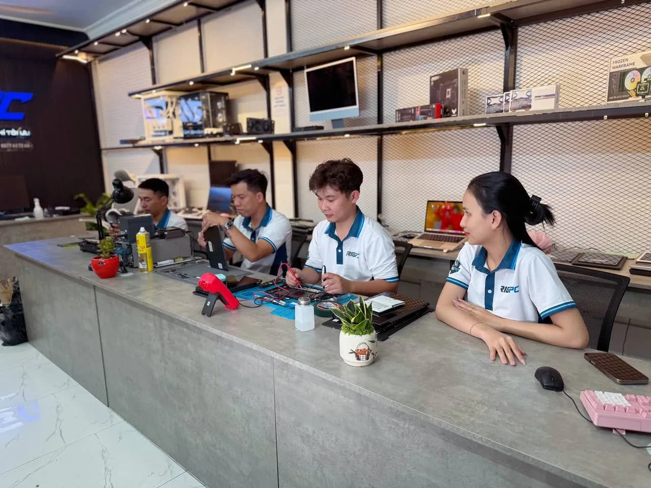 Quầy tiếp nhận máy tại showroom RIGPC