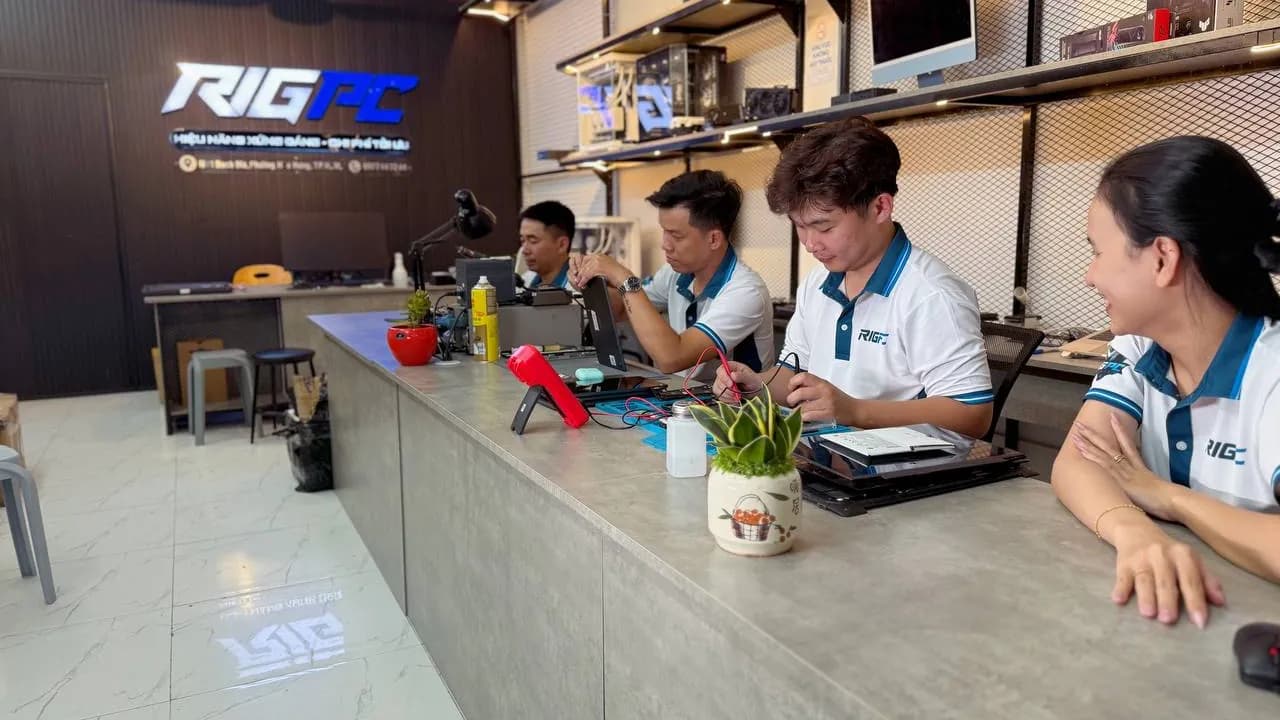 Nhân viên RIGPC tư vấn khách tại quầy