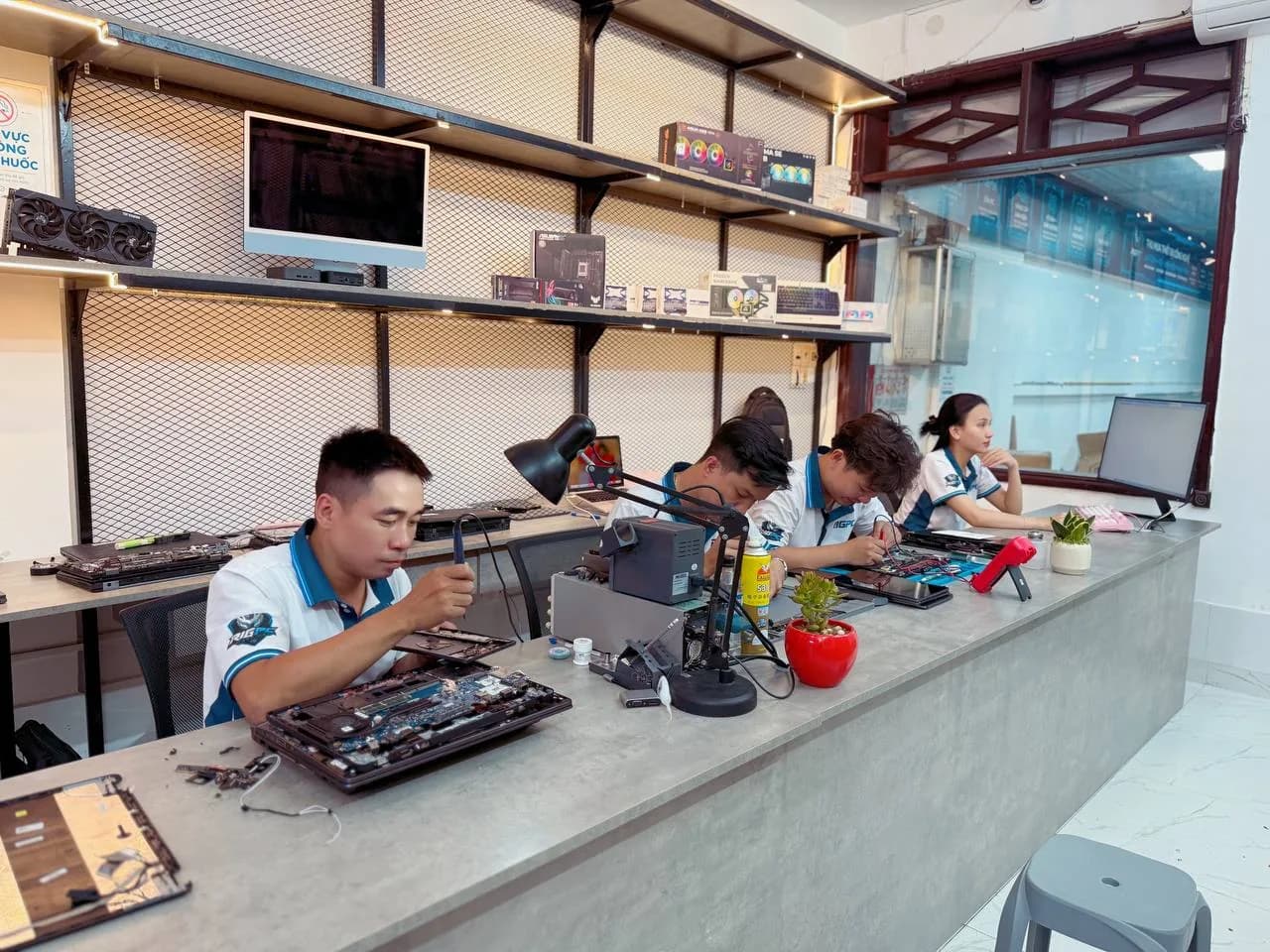 Kỹ thuật viên RIGPC đang sửa macbook tại cửa hàng