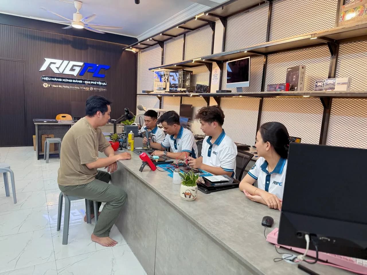 Khách mang máy đến RIGPC kiểm tra trực tiếp