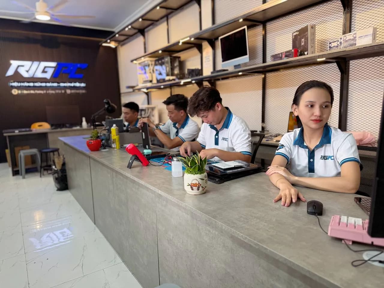 Nhân viên RIGPC nhận máy khách bán lại ngay tại quầy